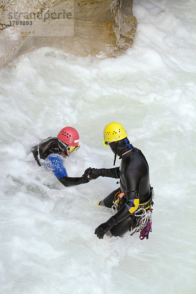 Junge Männer Body-Rafting  Portrait