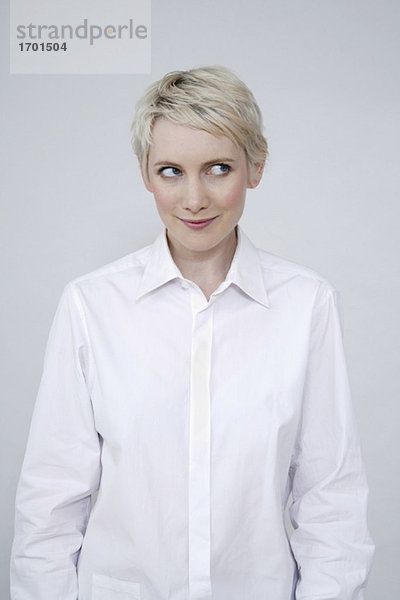 Junge Frau auf weißem Hintergrund  Portrait