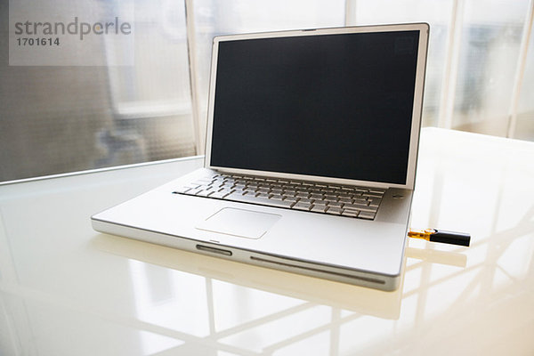 Laptop mit USB-Stick  Nahaufnahme