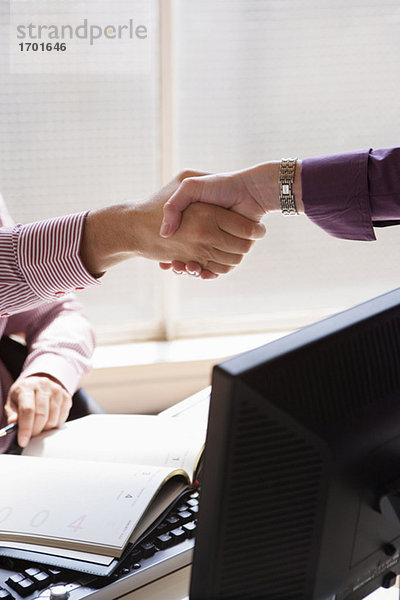 Handshake zwischen Geschäftsleuten