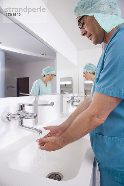 Chirurg beim Händewaschen