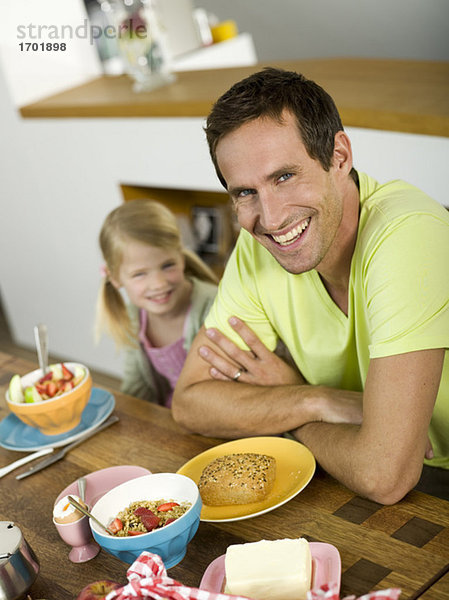 Vater und Tochter am Frühstückstisch