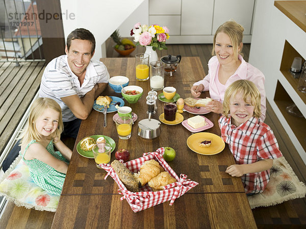 Familie am Frühstückstisch