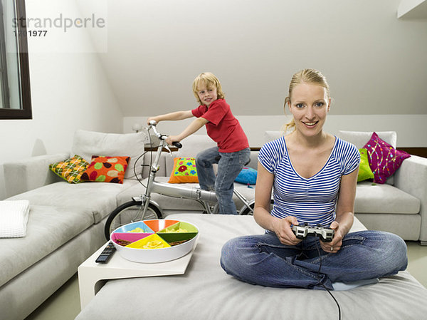 Mutter und Sohn im Wohnzimmer  Mutter spielt Computerspiel