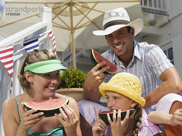 Familie isst Wassermelone