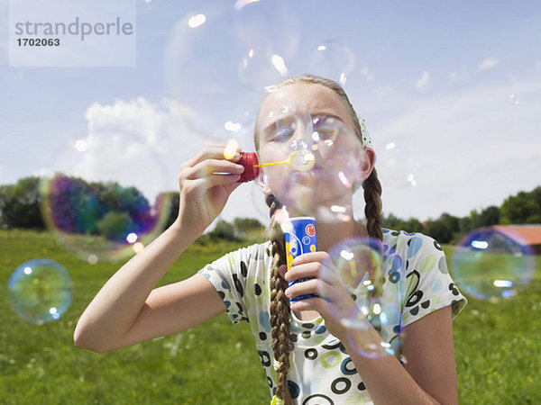 Mädchen spielt mit Seifenblasen  Portrait