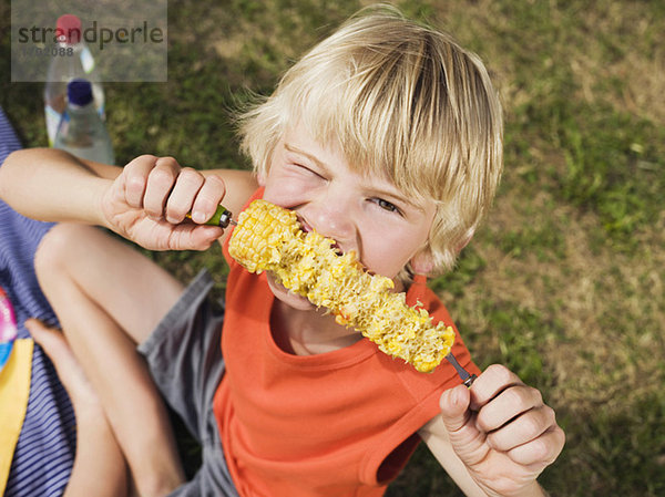 Junge isst Maiskolben  Portrait