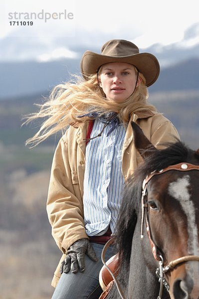 Cowgirl und ihr Pferd