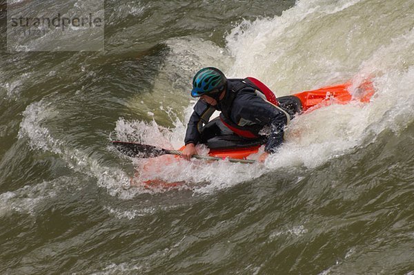 Kayaker Verhandlungen über den Fluss
