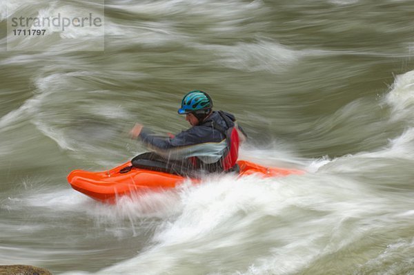 Kayaker Verhandlungen über den Fluss