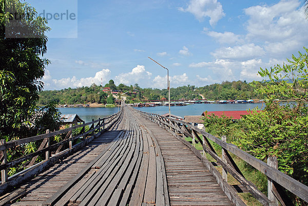 Fußgängerbrücke über Brücke  Sangkhla Buri  Provinz Kanchanaburi  Thailand