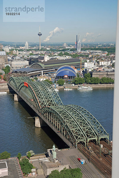 Erhöhte Ansicht der Brücke mit Stadt im Hintergrund