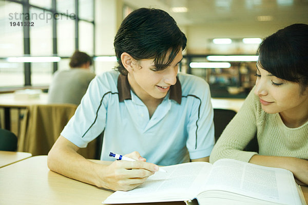 Studierende  die gemeinsam in der Universitätsbibliothek studieren