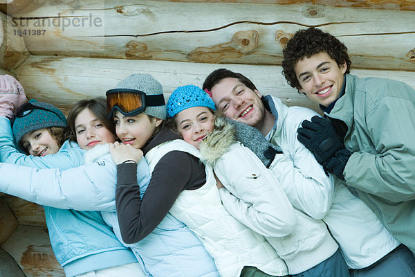 Gruppe in Winterkleidung  gegeneinander gelehnt  Taille hoch  Portrait