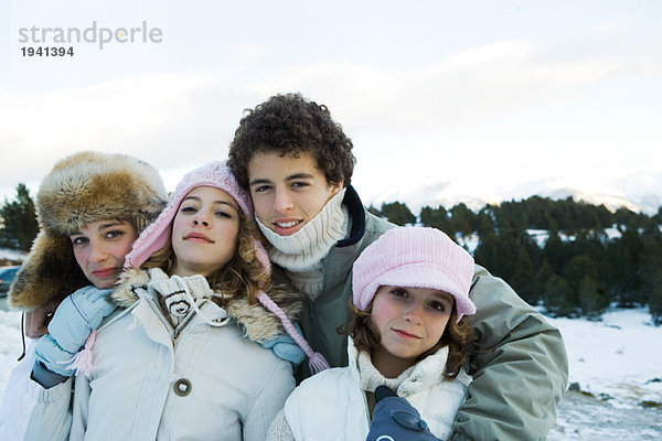 Gruppe junger Freunde steht in verschneiter Landschaft  Taille hoch  Portrait