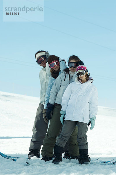 Gruppe von Snowboardern  die im Schnee posieren  volle Länge