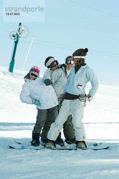 Gruppe von Snowboardern  die im Schnee posieren  volle Länge