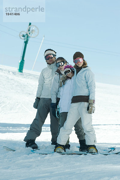 Gruppe von Snowboardern  die im Schnee posieren  volle Länge