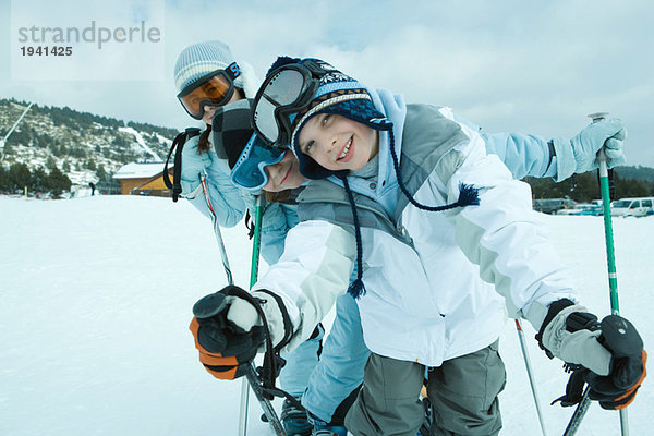 Junge Skifahrer auf Schnee  zur Seite geneigt und lächelnd vor der Kamera  Portrait