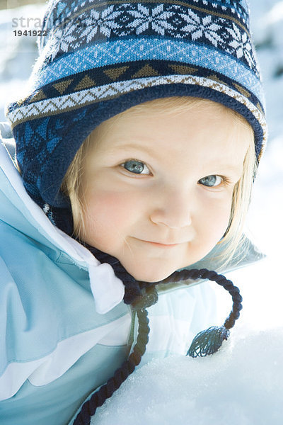Kleinkind lächelndes Mädchen in Winterkleidung  Portrait
