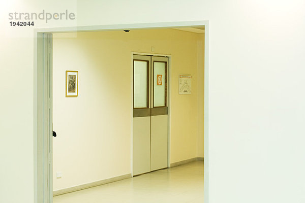 Krankenhausflur  Blick durch den Eingang