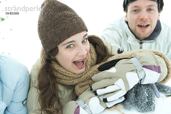 Junge Freunde lächeln vor der Kamera  gekleidet in Winterkleidung