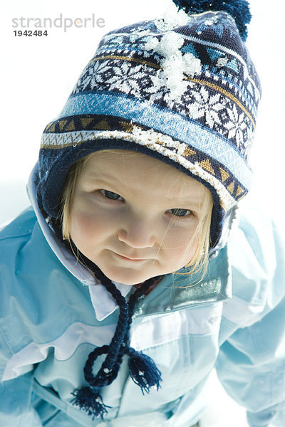 Kleinkind Mädchen in Winterkleidung im Schnee  Portrait