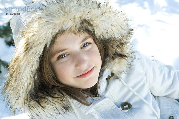 Teenager Mädchen mit Parka im Schnee  Portrait