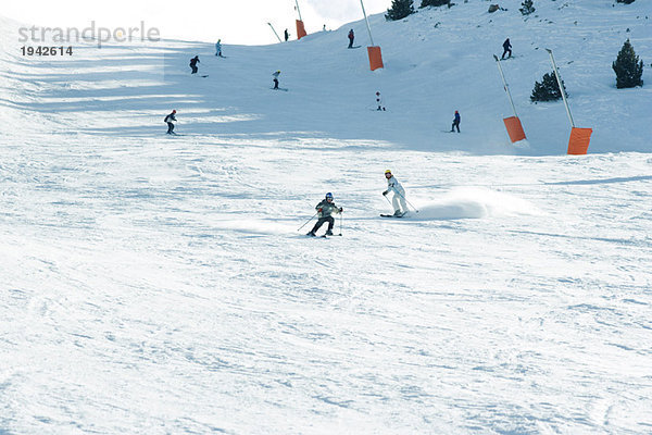 Junge Skifahrer auf der Piste  in der Ferne