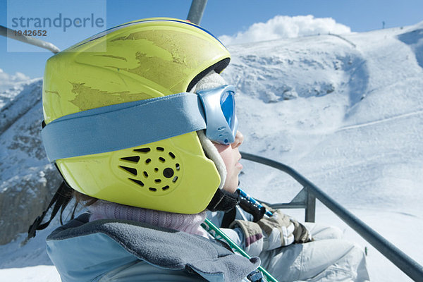 Skilift für junge Skifahrer  mit Helm  Seitenansicht