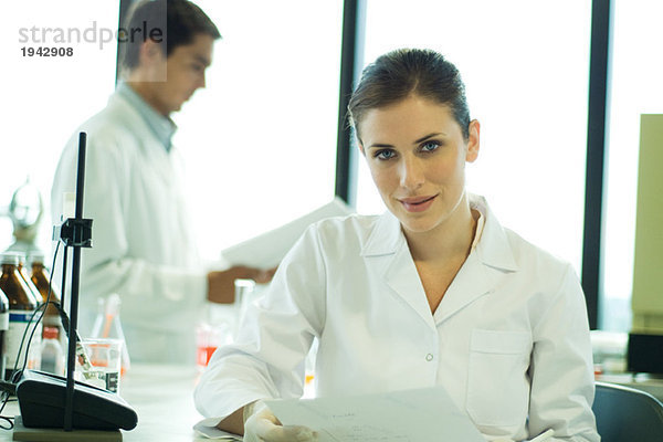 Junge Wissenschaftlerin im Labor  Porträt