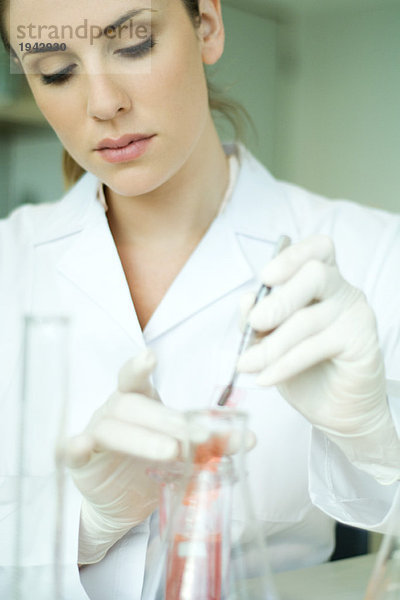 Junge Frau  die im wissenschaftlichen Labor arbeitet