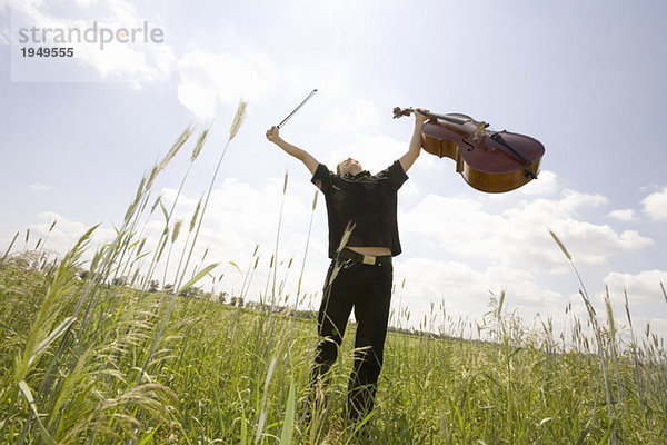 Junge Cellistin im Feld