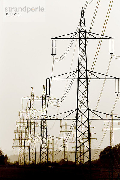 Strommasten und Stromleitungen  Tiefblick
