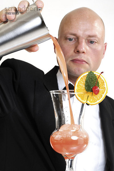Barkeeper gießt Cocktail ins Glas  Nahaufnahme