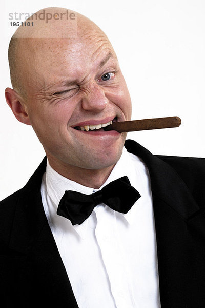 Mann rauchende Zigarre  Portrait  Neigungsansicht