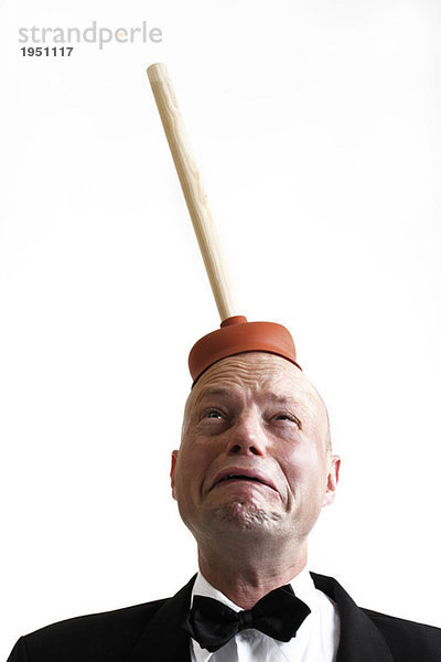 Mann mit Klempnerhelfer auf dem Kopf