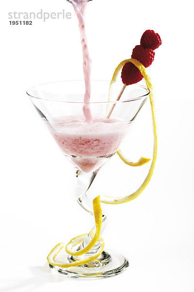 Cocktail ins Glas gießen