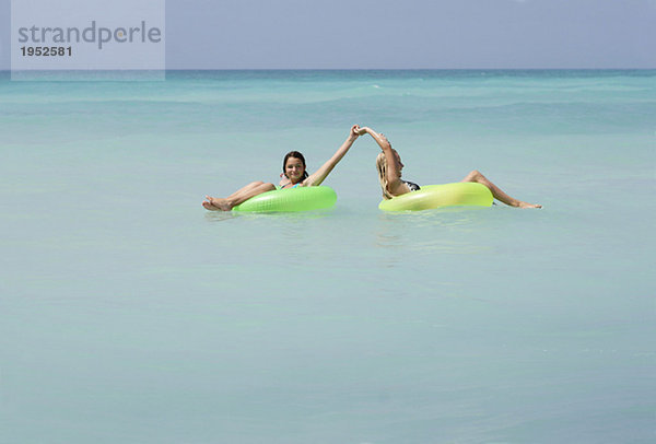 Zwei Mädchen mit Reifen im Wasser