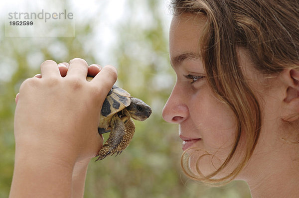 Teenager Mädchen mit Schildkröte  Nahaufnahme