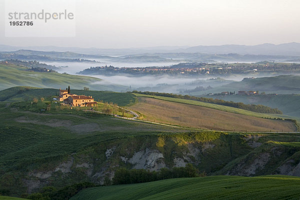 Italien  Toskana  Haus in Landschaft  erhöhte Aussicht