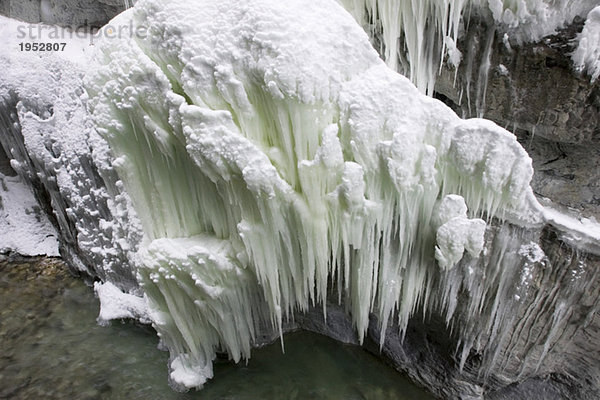 Eiszapfen in wilder Schlucht in Garmisch  Deutschland