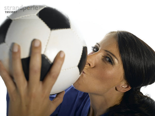 Frau mit italienischer Flagge auf dem Gesicht  Fußball küssen  Porträt