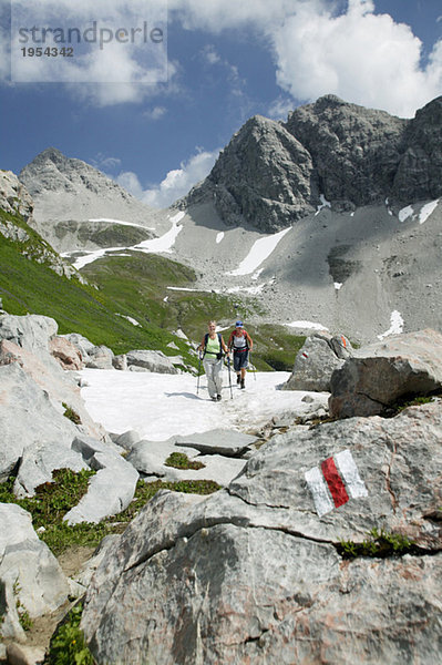 Zwei Personen beim Wandern in den österreichischen Alpen
