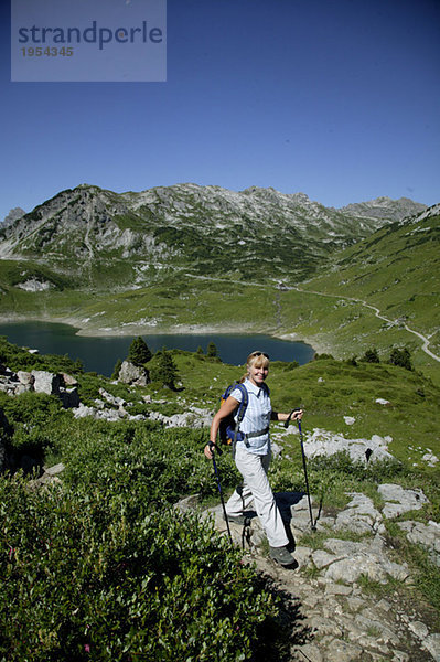 Frau beim Wandern in den österreichischen Alpen