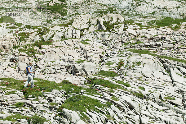 Frau beim Wandern in den österreichischen Alpen