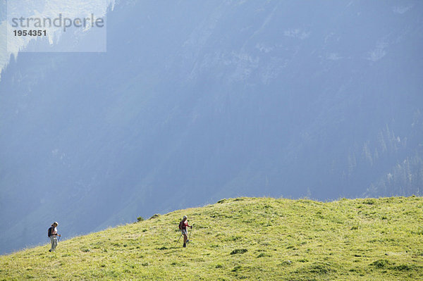 Zwei Personen beim Wandern in den österreichischen Alpen