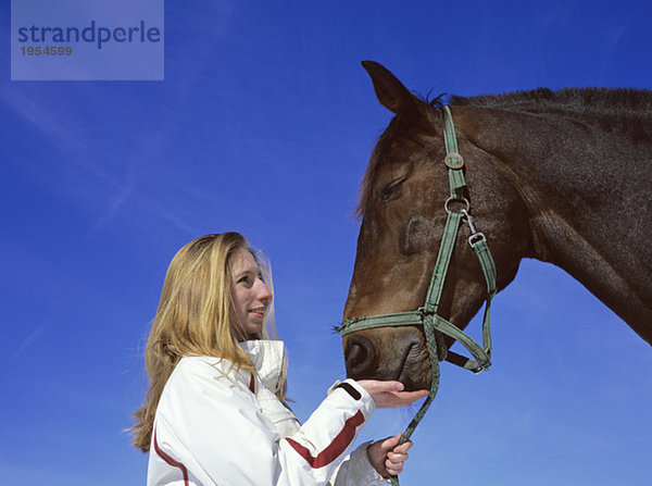 Frau und ihr Pferd