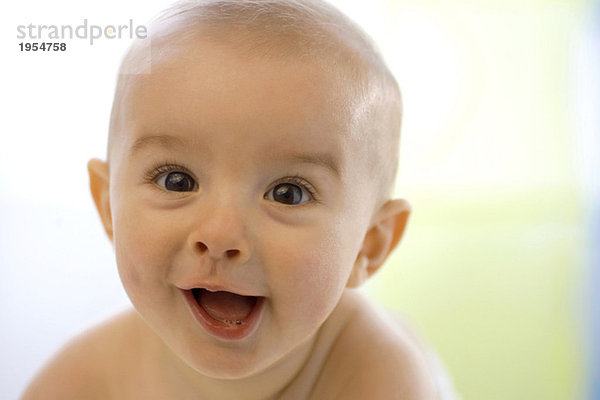 Junge (6-12 Monate)  lächelnd  Nahaufnahme