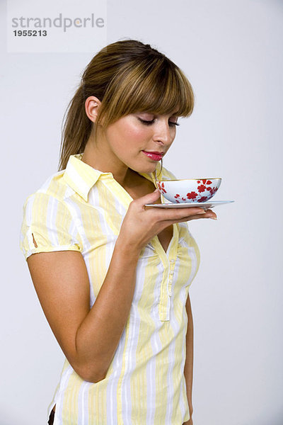 Junge Frau mit Teeschale